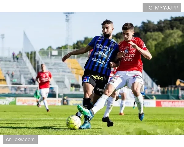 雨中激战：门兴与波鸿球员在湿滑场地上多次滑倒